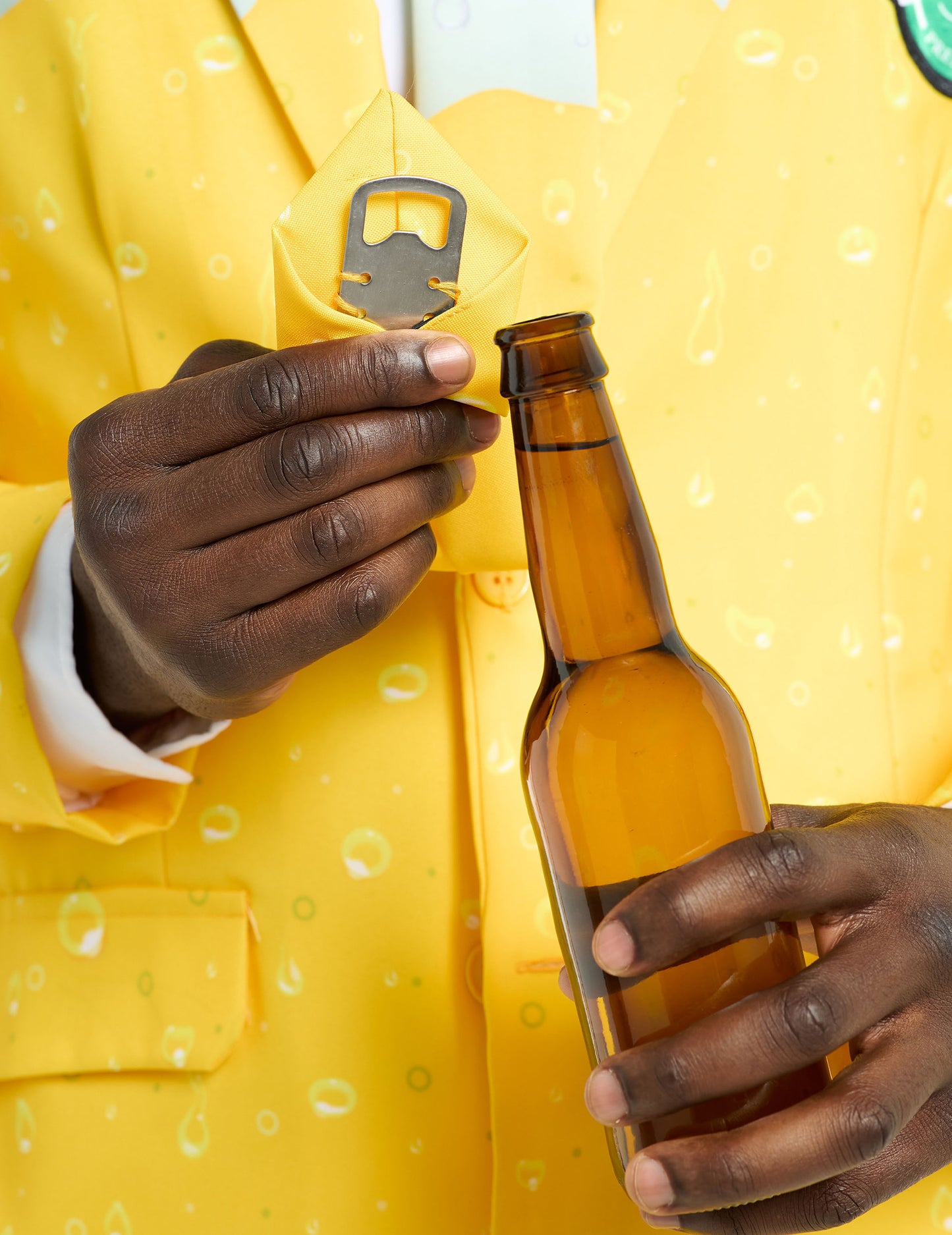 Kostum g. Yellow Beer je sledil odraslim