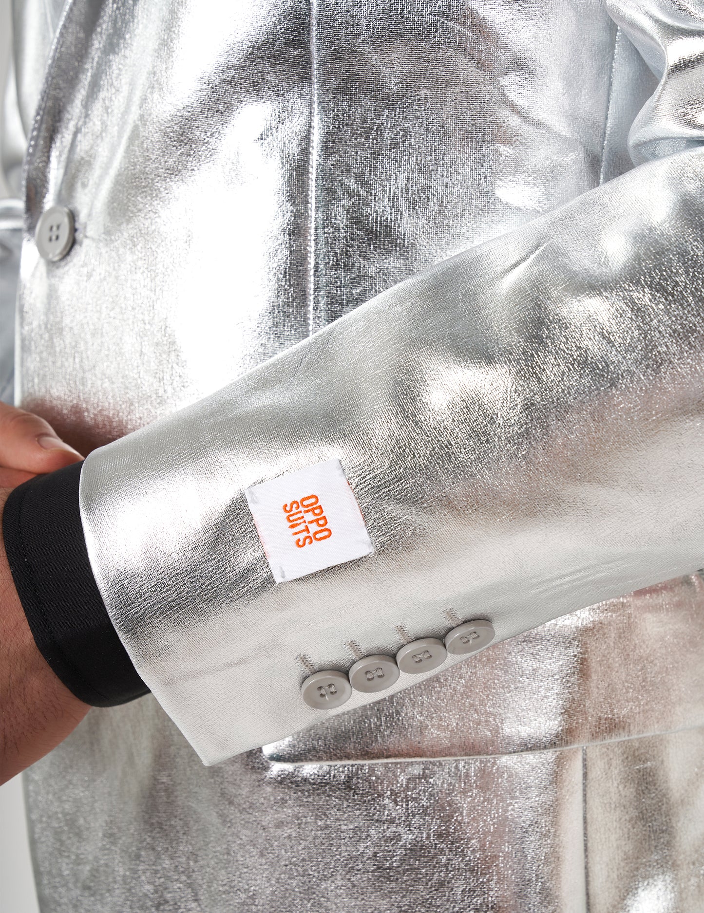 Kostum g. Shiny Silver Man je nasprotoval