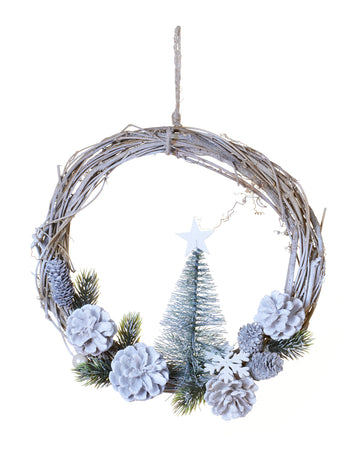 Viseča krona z zasneženimi božičnimi drevesci in storži 28 cm 