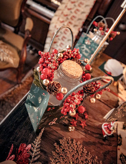 Venec iz rdečega in zlatega jagodičevja 15 cm z borovimi storži