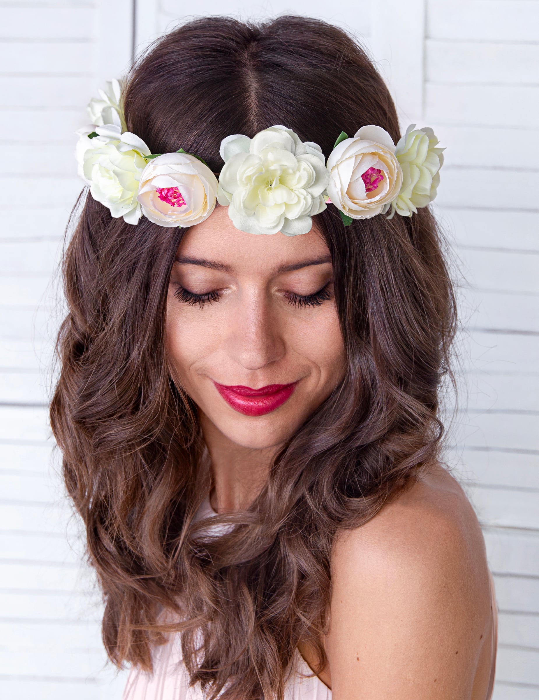 Vue de face de la couronne de fleurs blanches pour femme