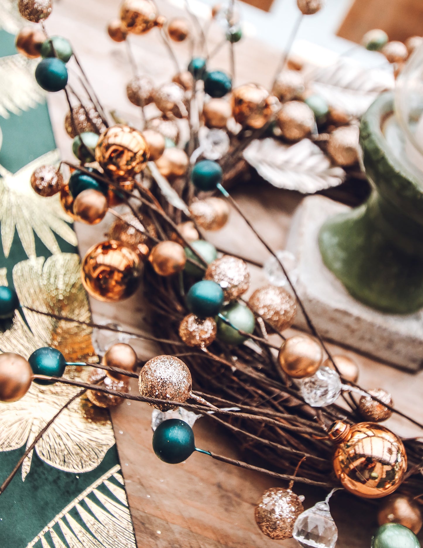 Dekorativni venec z vejami in bleščečimi kroglicami 40 cm zlata