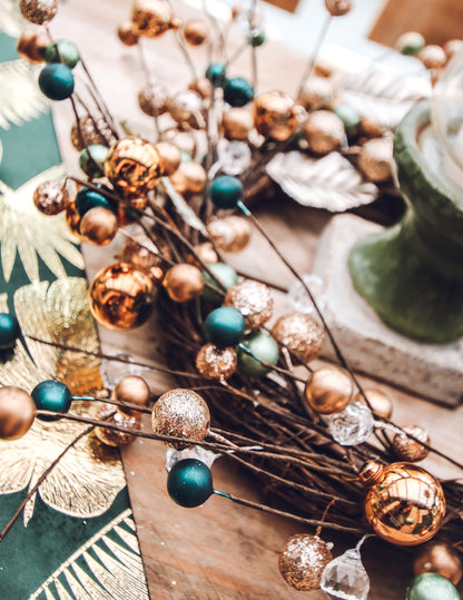 Dekorativni venec z vejami in bleščečimi kroglicami 40 cm zlata