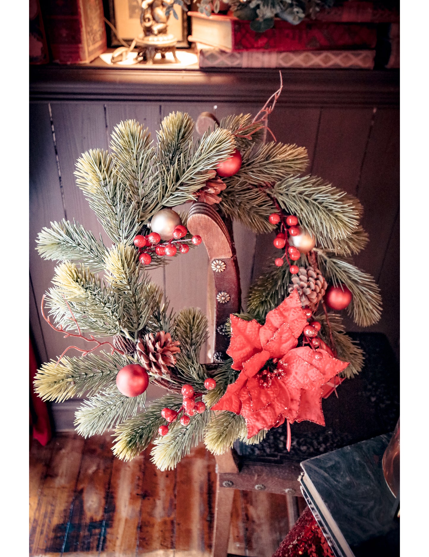 Tradicionalni venec iz jelke in božične zvezde 40 cm Božična dekoracija