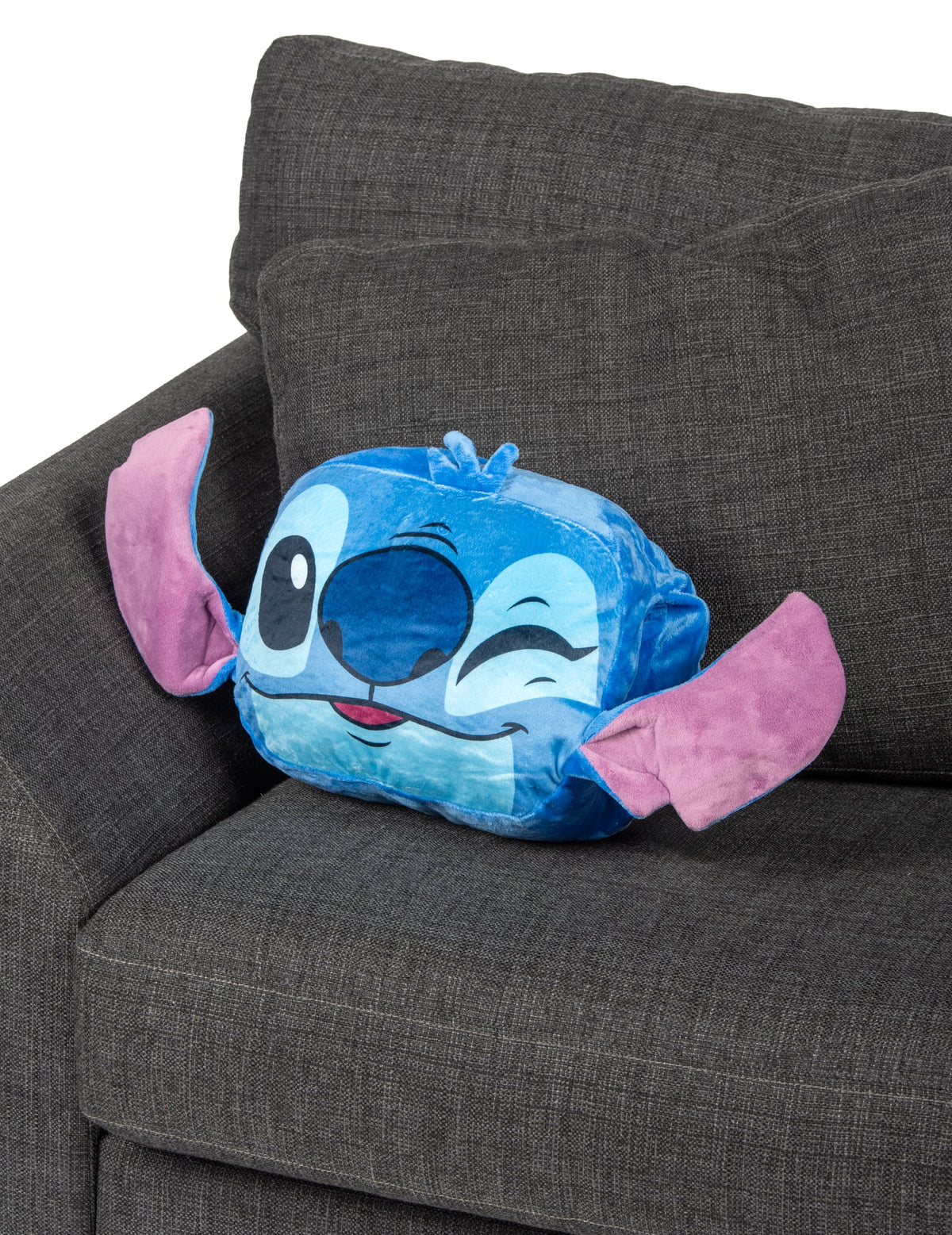 Mise en situation sur un canapé du Coussin Cocooning en Forme de tête Stitch Lilo & Stitch