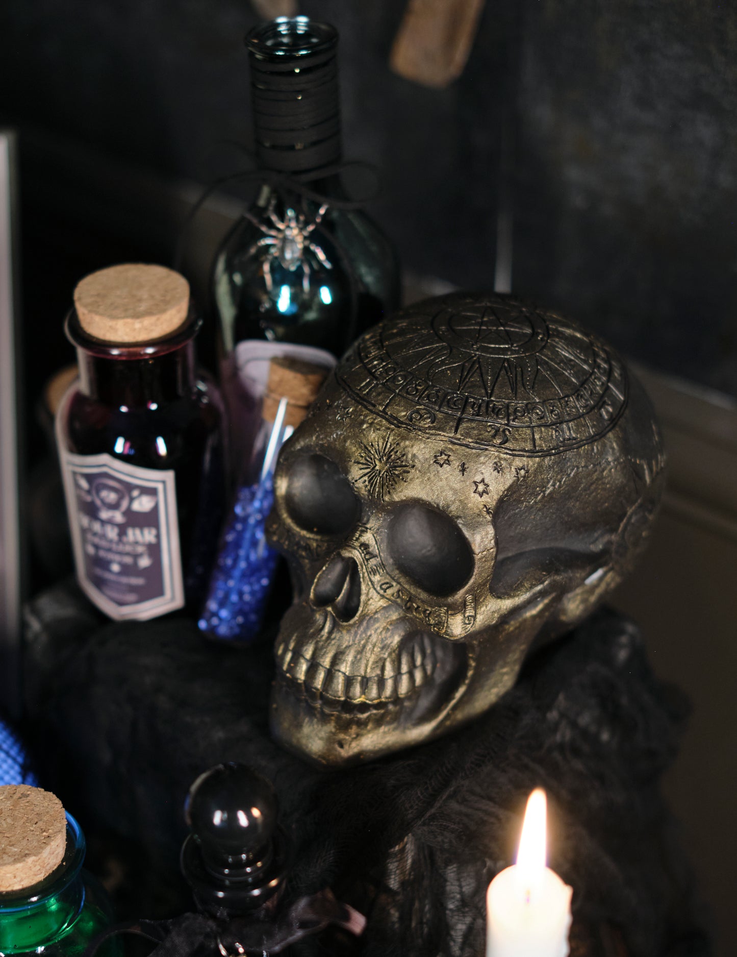 Skeletonska lobanja z zlatim pentagramom