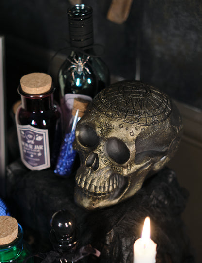 Skeletonska lobanja z zlatim pentagramom