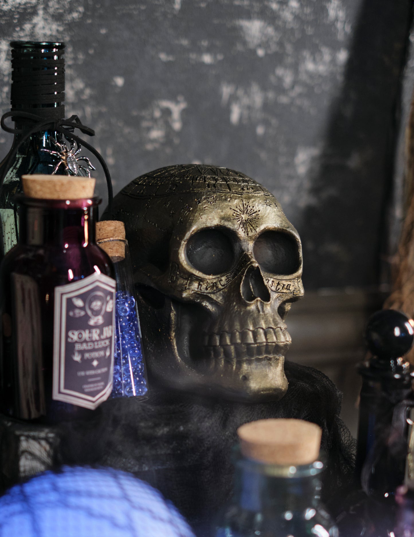 Skeletonska lobanja z zlatim pentagramom