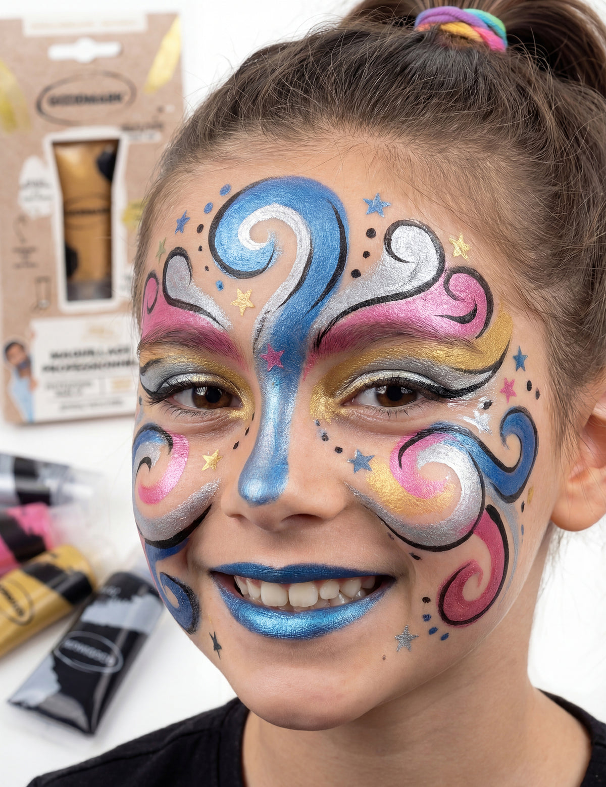 Rendu sur le visage de la crème professionnelle maquillage à l'eau pour adulte et enfant