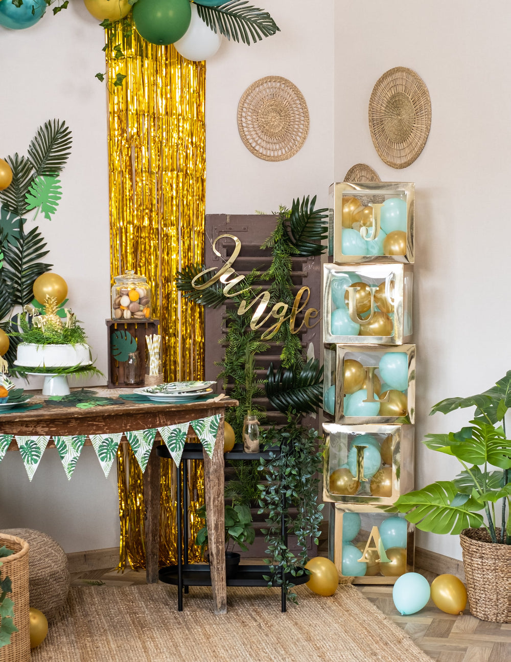 Mise en scène jungle du cube à ballons transparent pour fête doré personnalisable