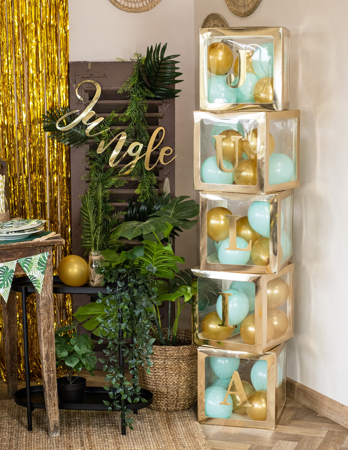 Mise en situation avec prénom du cube à ballons transparent pour fête doré personnalisable