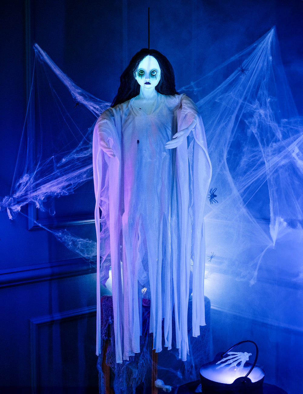 Mise en situation nocturne avec chaudron de la décoration à suspendre dame blanche pour Halloween