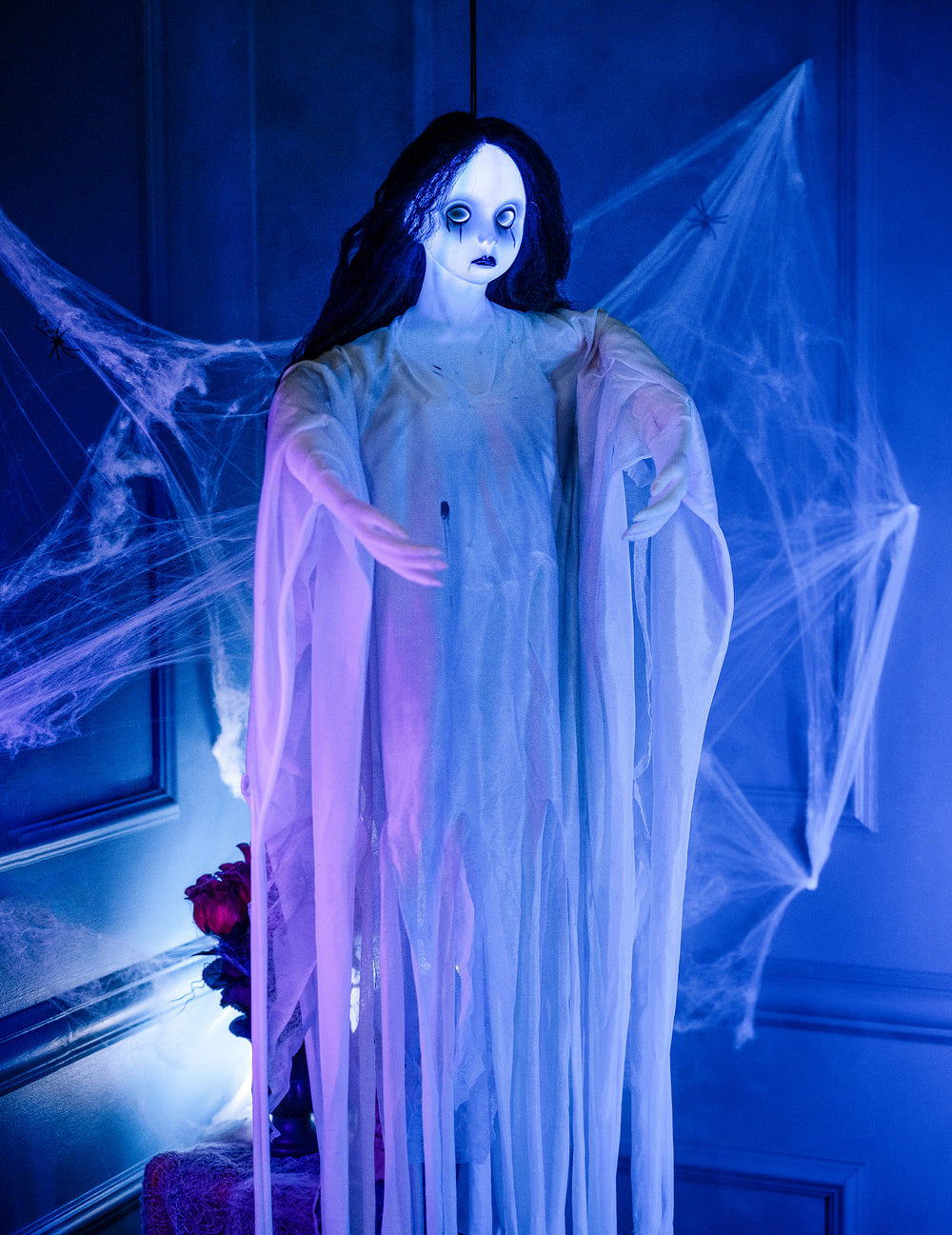 Mise en situation avec toiles d'araignées de la décoration à suspendre dame blanche pour Halloween