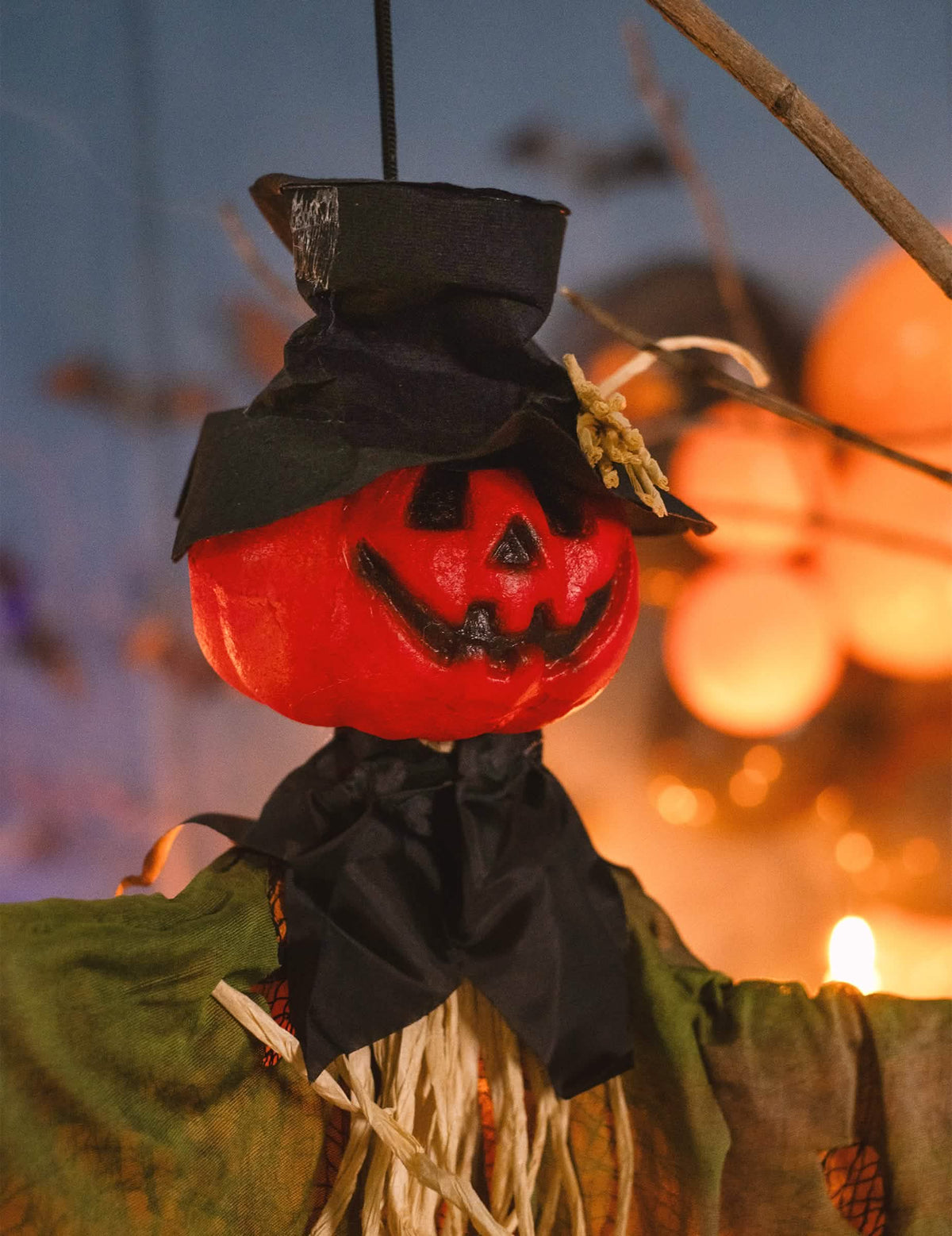 Velik bližnji posnetek obraza viseče dekoracije strašilo buča za halloween