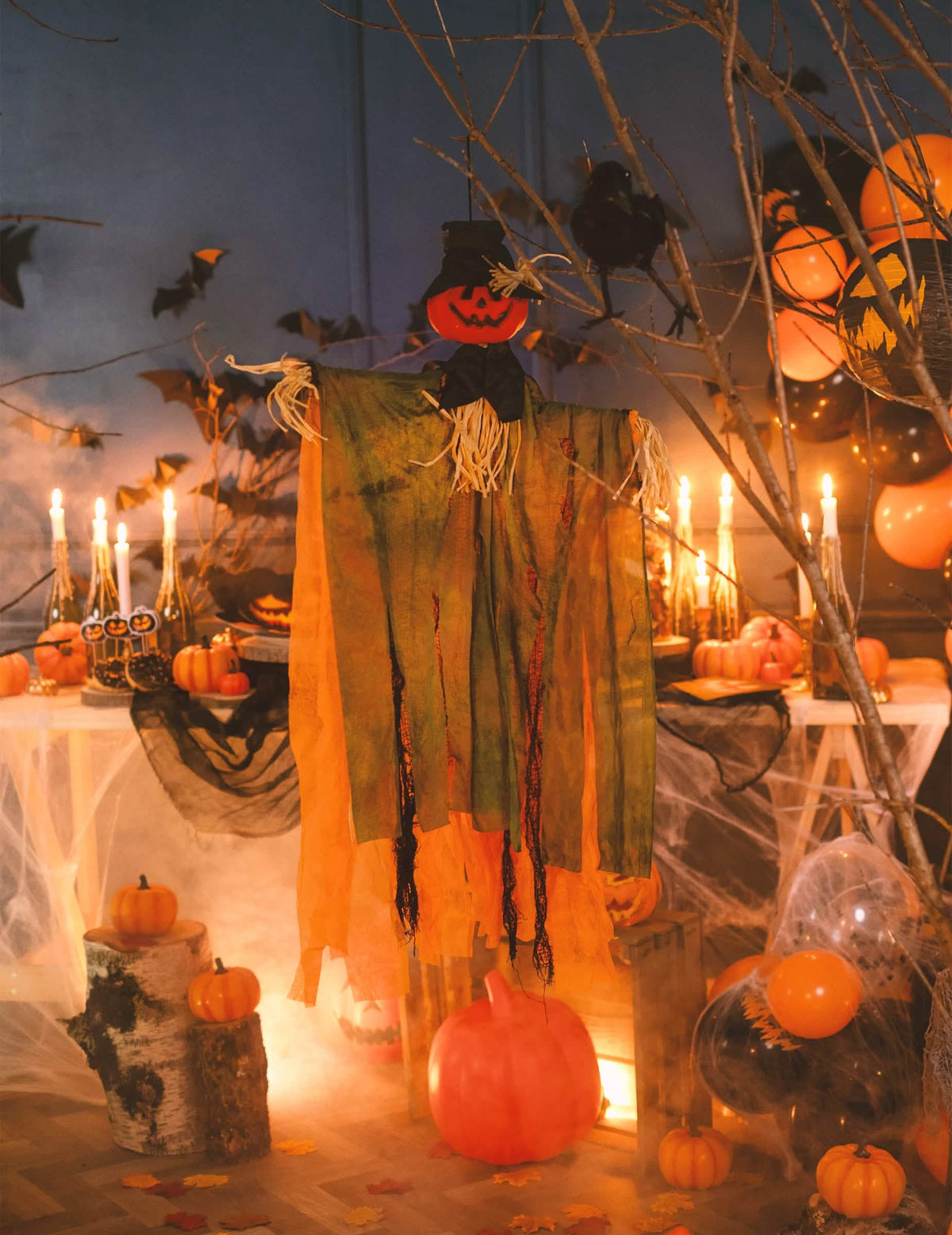 Ustvarjanje vzdušja z visečo dekoracijo strašilo buča za halloween