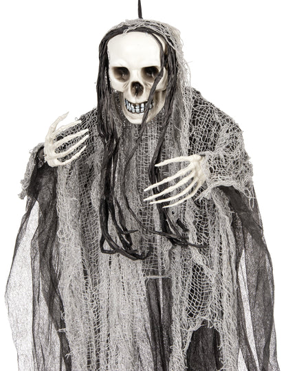 Détail du crâne et des mains de la décoration à suspendre faucheuse Halloween
