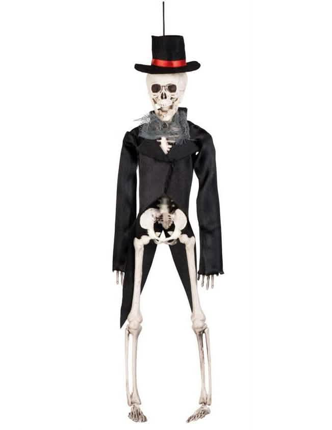Pogled od spredaj na gotsko obešeno okostje ženina za halloween
