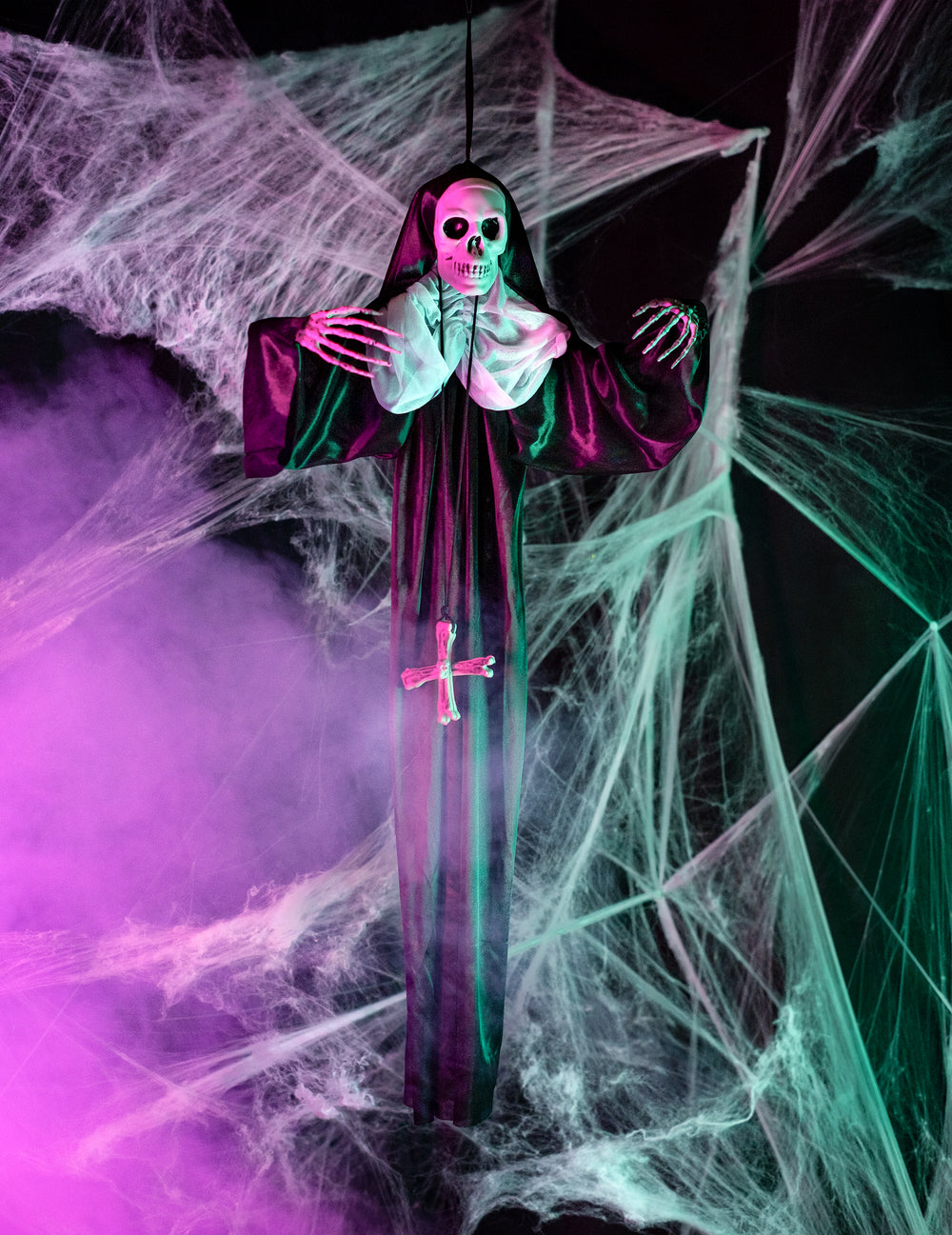 Mise en situation dans un décor d'Halloween de la décoration à suspendre nonne