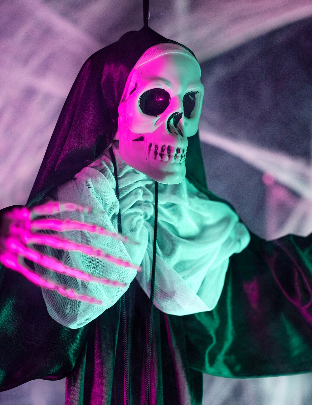 Gros plan sur le visage et la main de squelette de la décoration à suspendre nonne