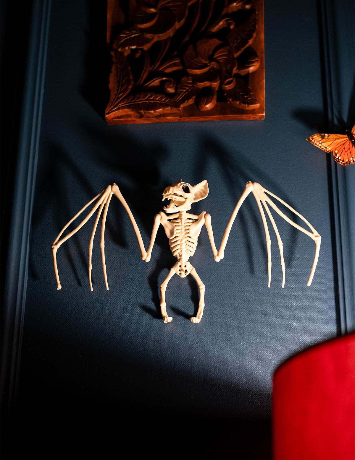 Prikaz viseče dekoracije okostje netopir za halloween