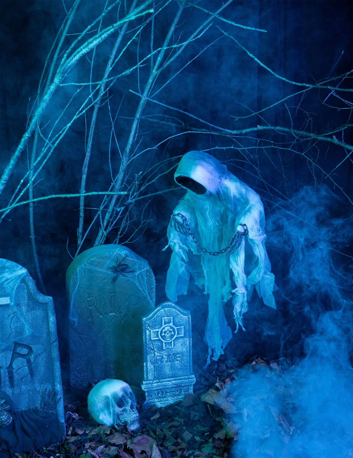 Viseča dekoracija okostnjak v verigah za halloween, bela in modra svetleča