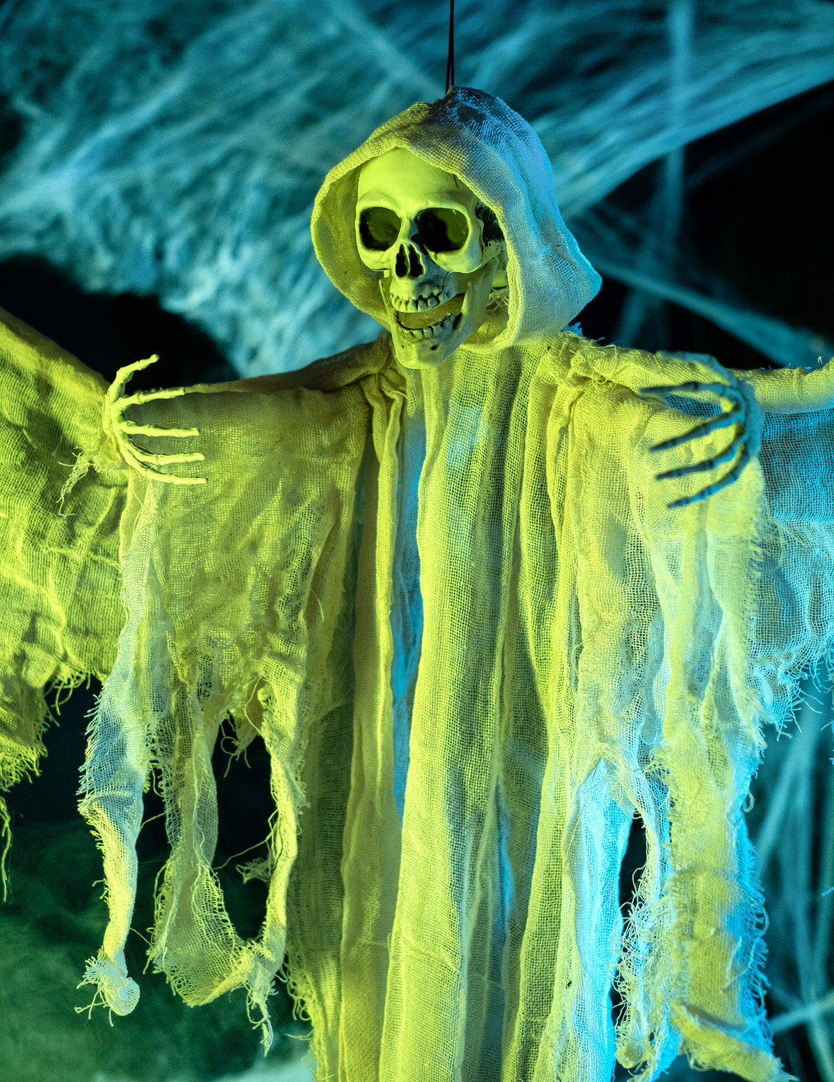 Gros plan sur le visage et les mains de la décoration à suspendre ange squelette blanc