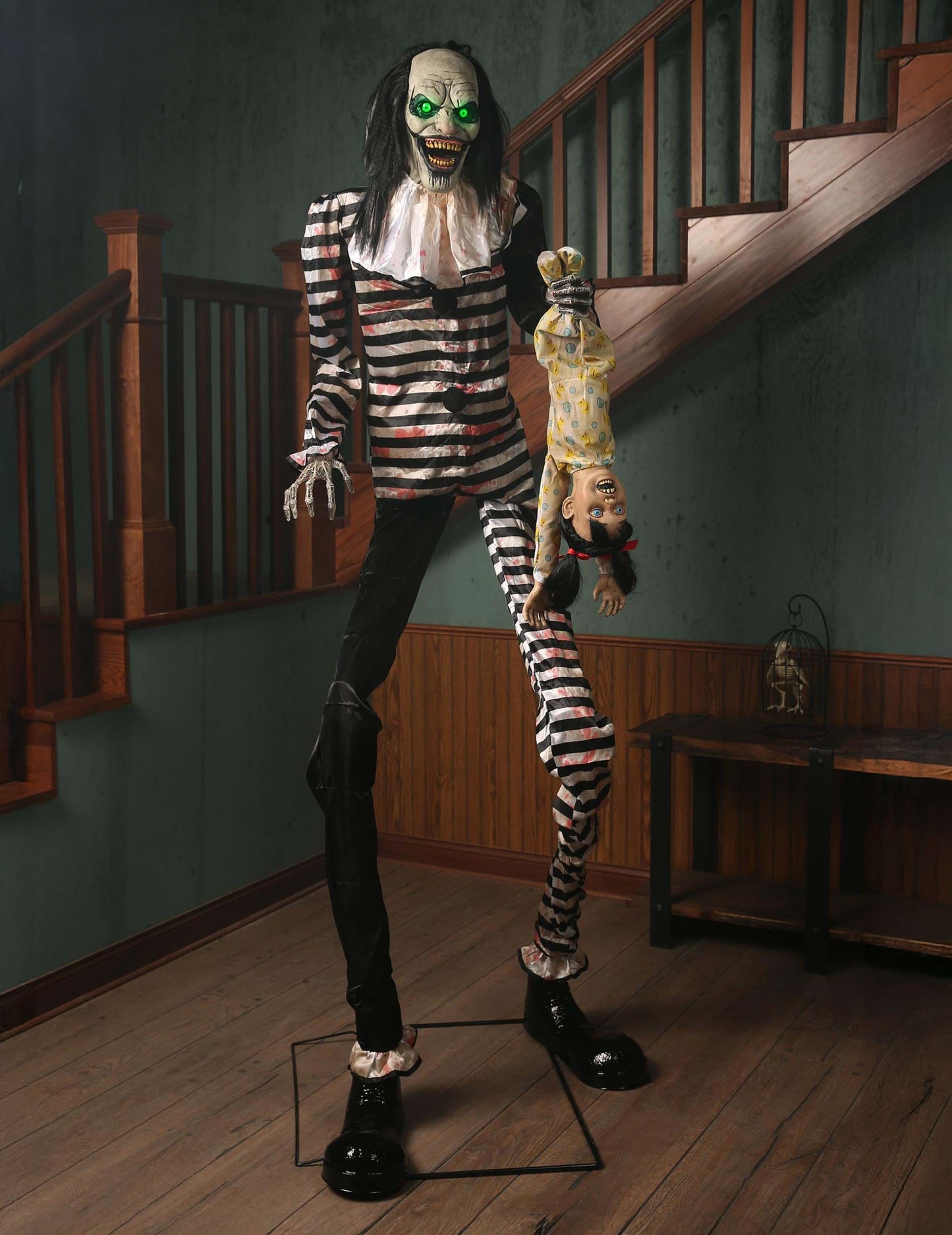 Animirani dekoracija zastrašujoča klovn z visečim otrokom z gibi in lučmi 2.15m