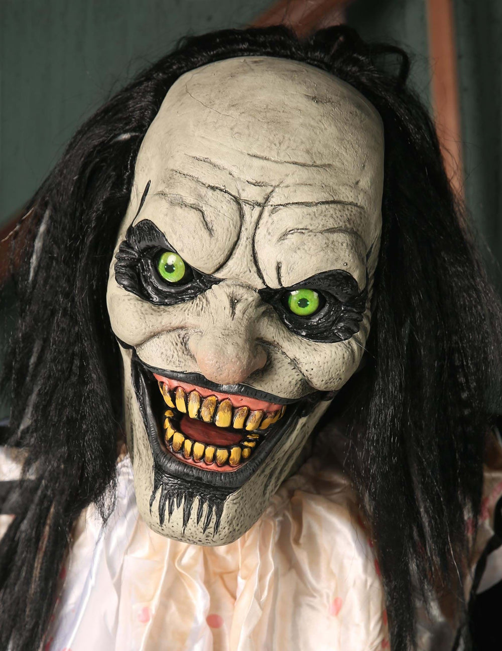 Gros plan sur le visage de la décoration animée Clown Terrifiant avec Enfant Suspendu
