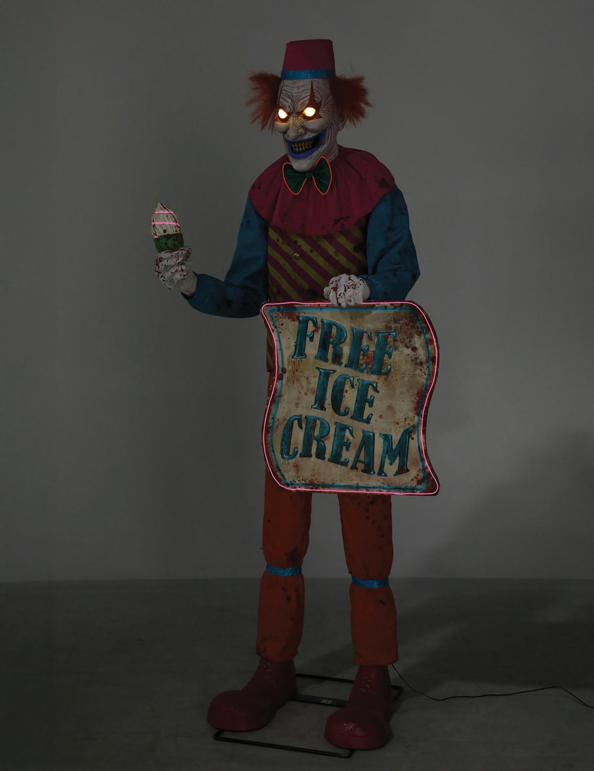 Vue des yeux lumineux de la décoration animée Clown Terrifiant