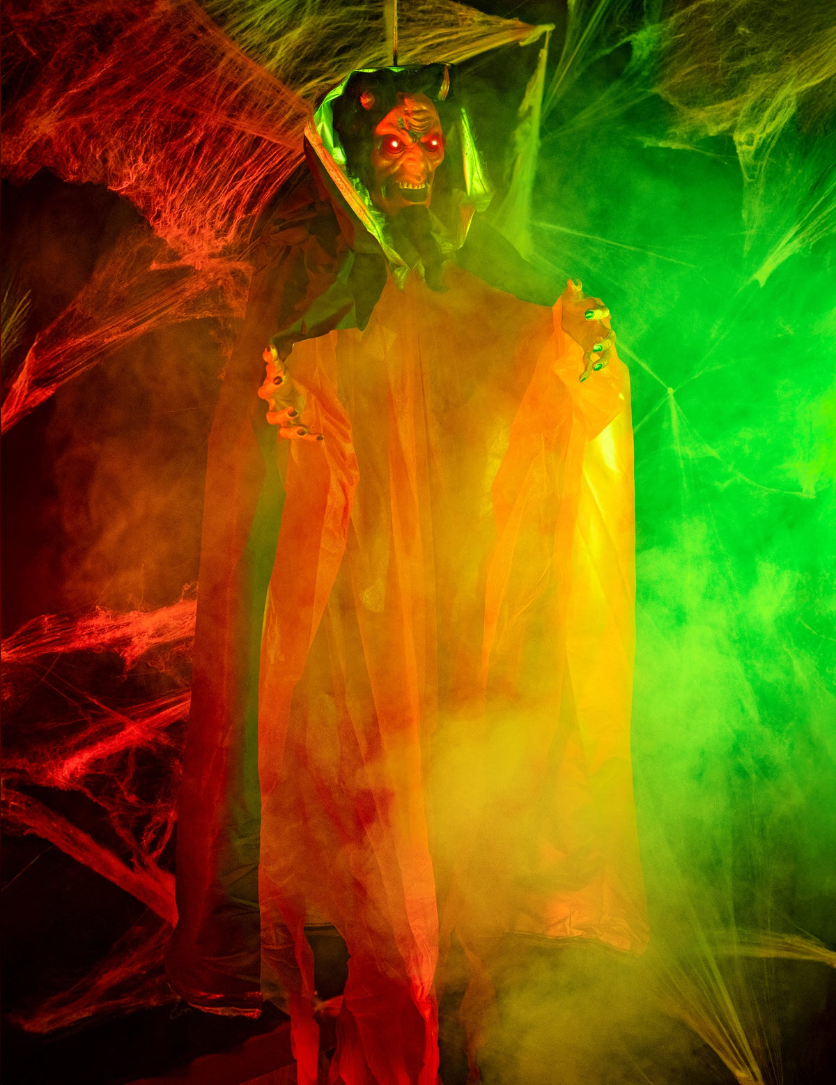 Mise en situation dans un décor d'Halloween de la décoration animée et lumineuse démon