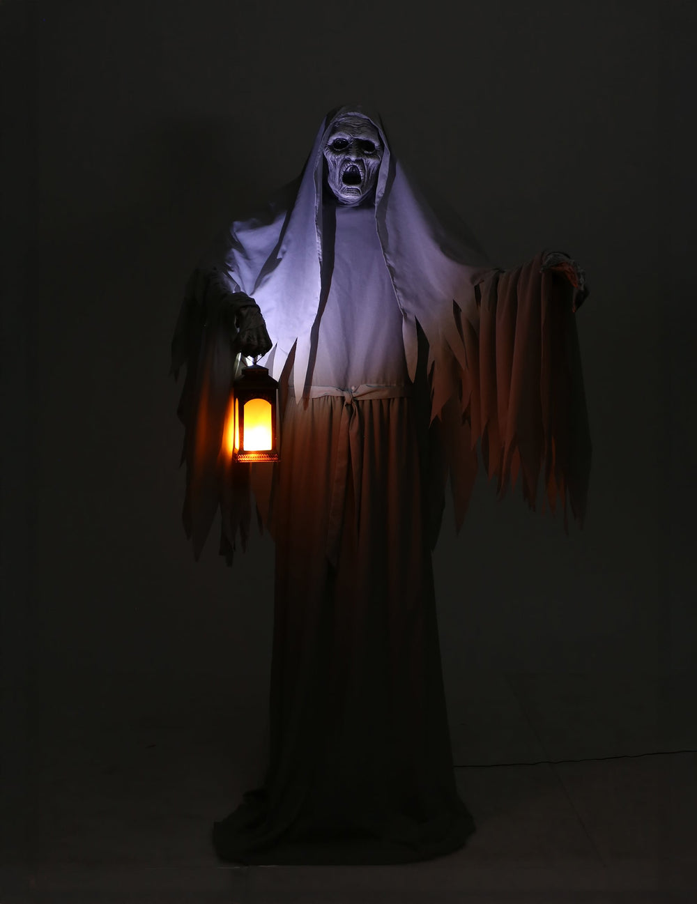 Effet lumineux de la lanterne dans le noir de la décoration animée Fantôme flottant