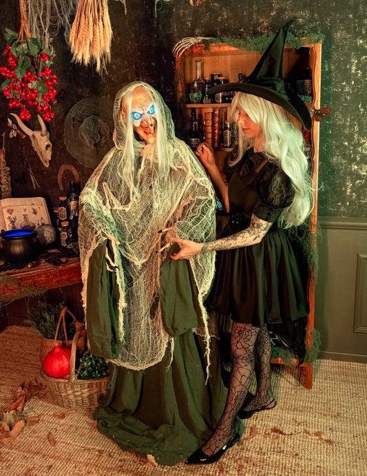 Décoration animée sonore et lumineuse Sorcière Andromeda pour Halloween vert et beige avec yeux bleus