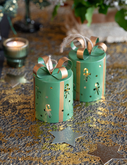 Décoration cadeau ajourée en métal vert sapin 7 x 10,5 cm
