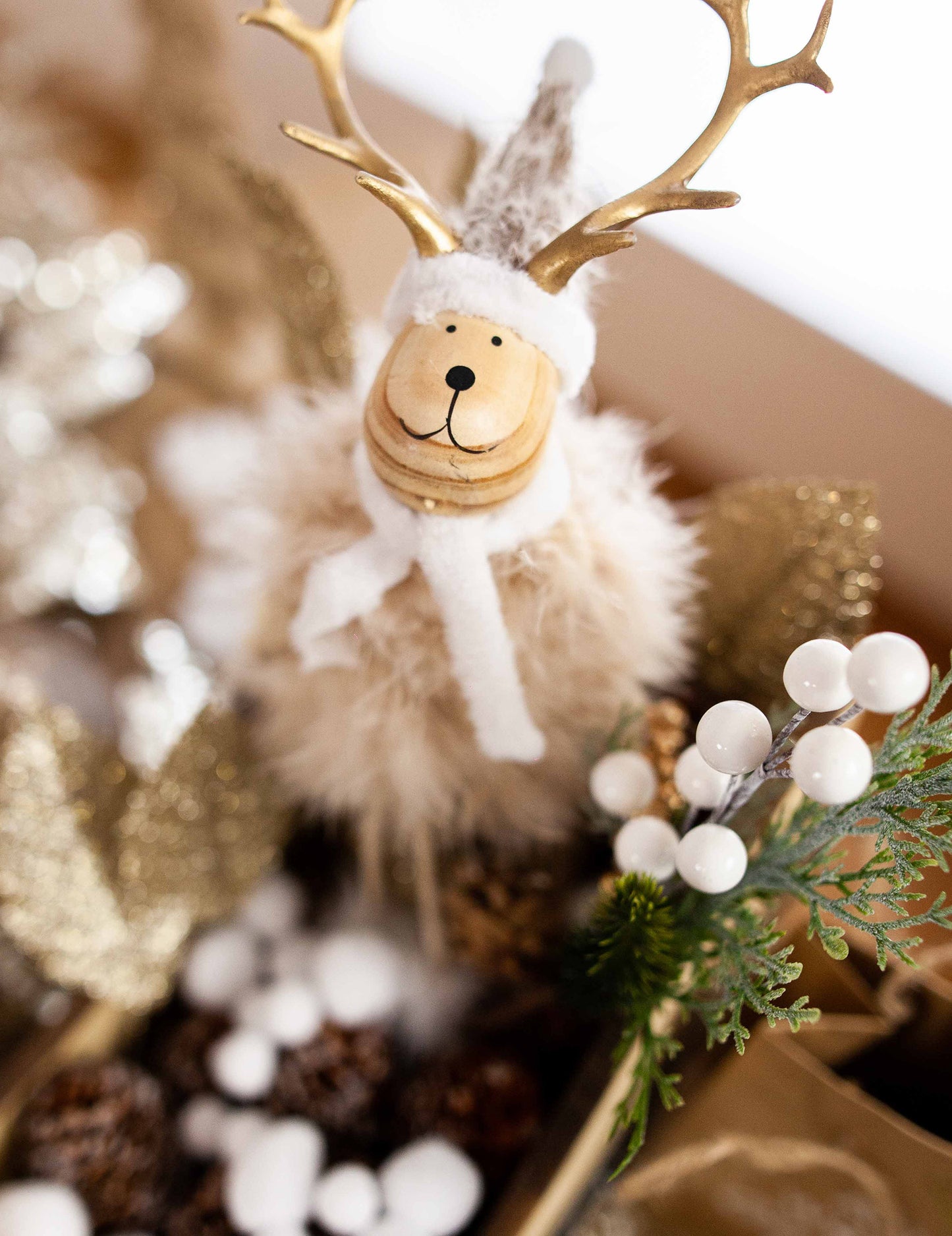 Lesena in krznena dekoracija jelena 15,5 cm s kapo