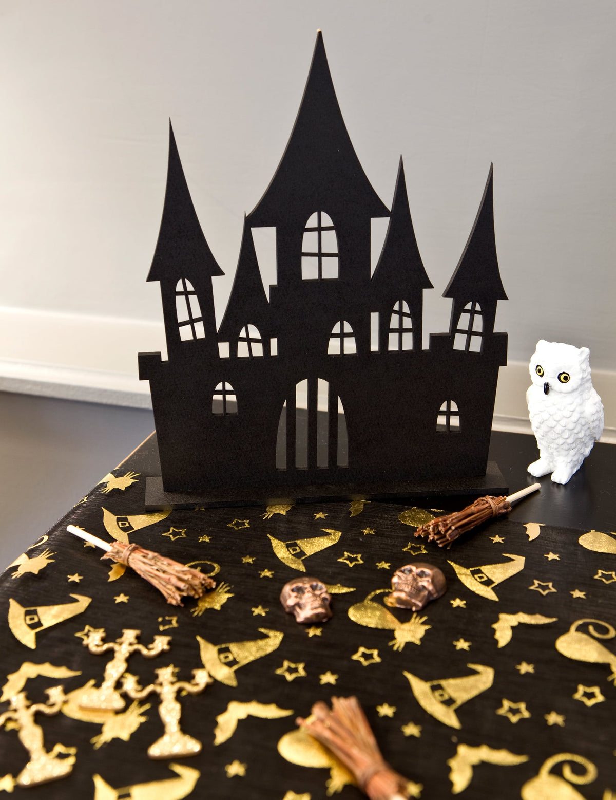 Mise en situation de la décoration château hanté pour Halloween en bois noir