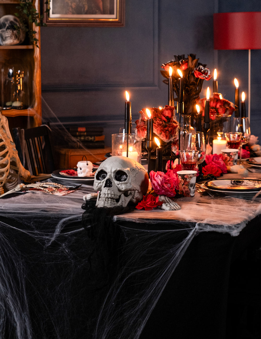 Mise en scène sur table de la décoration crâne Halloween