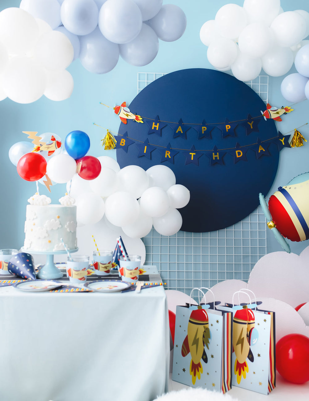 Vue d'ensemble de la mise en scène de la décoration de gâteau petit avion