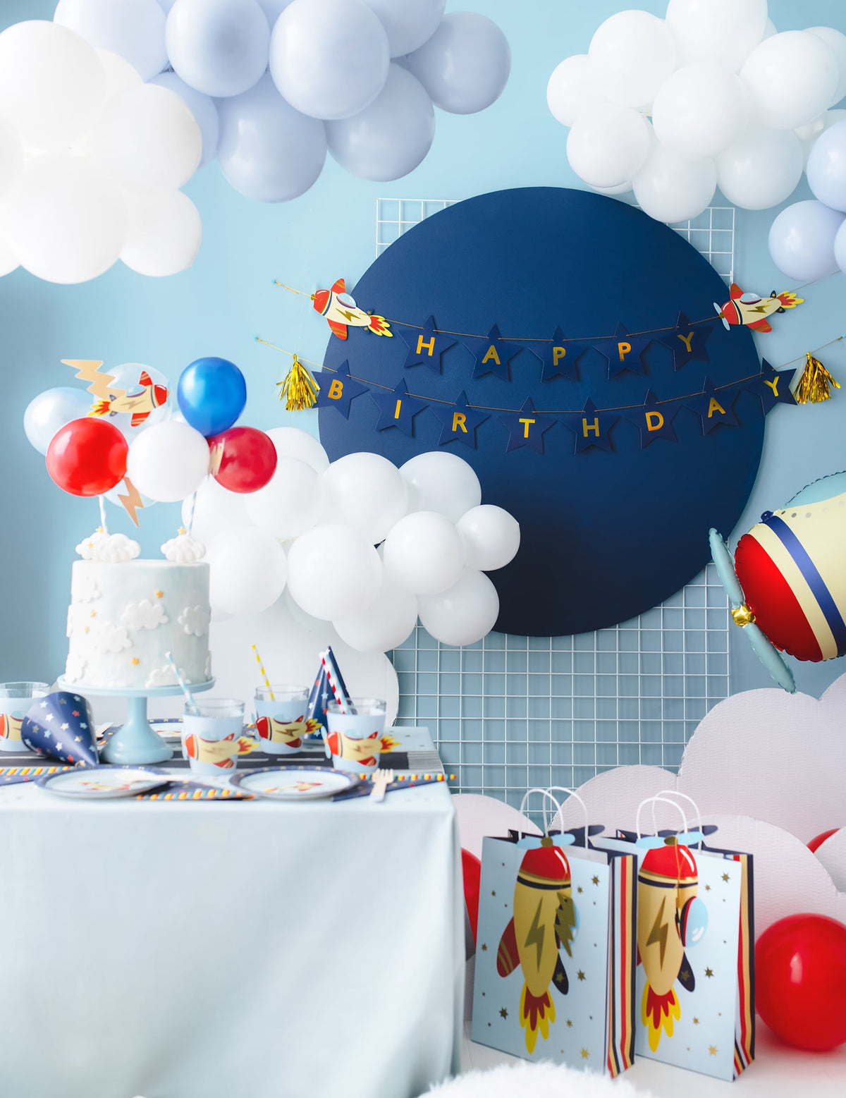 Vue d'ensemble de la mise en scène de la décoration de gâteau petit avion