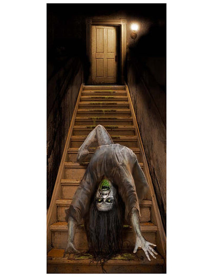 Dekoracija vrat zombija je imela 80 x 180 cm