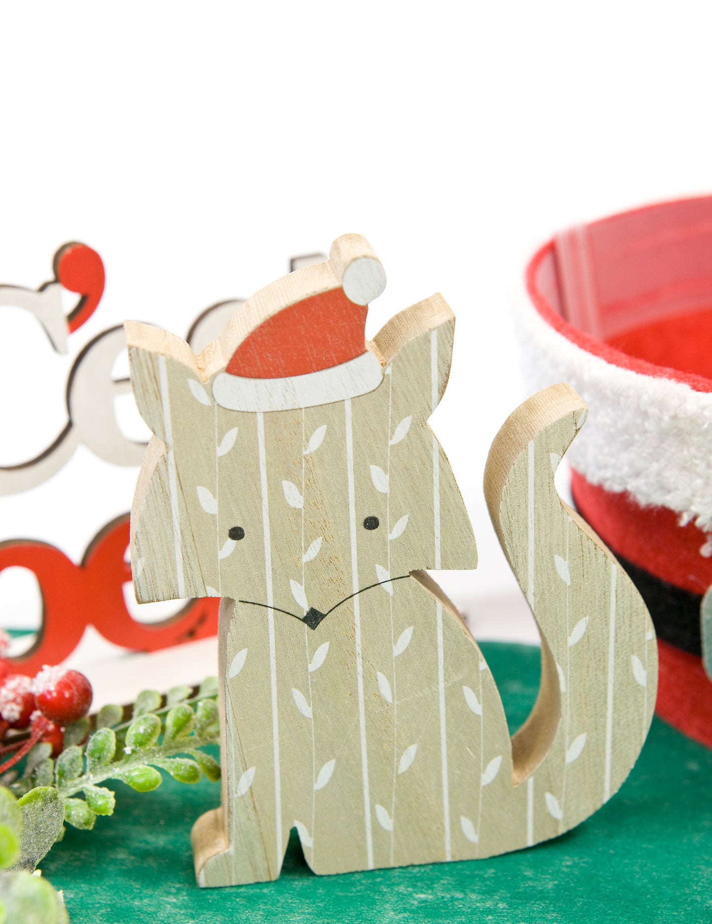 Lesena dekoracija lisice z božično kapo 12 x 10 cm v naravnih tonih