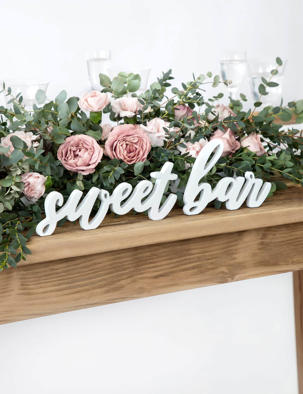 Postavitev lesene dekoracije sweet bar za poroko