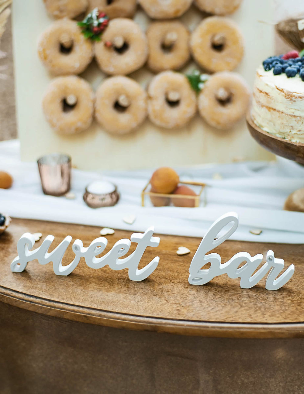 Posnetek od blizu lesenih črk dekoracije sweet bar za poroko