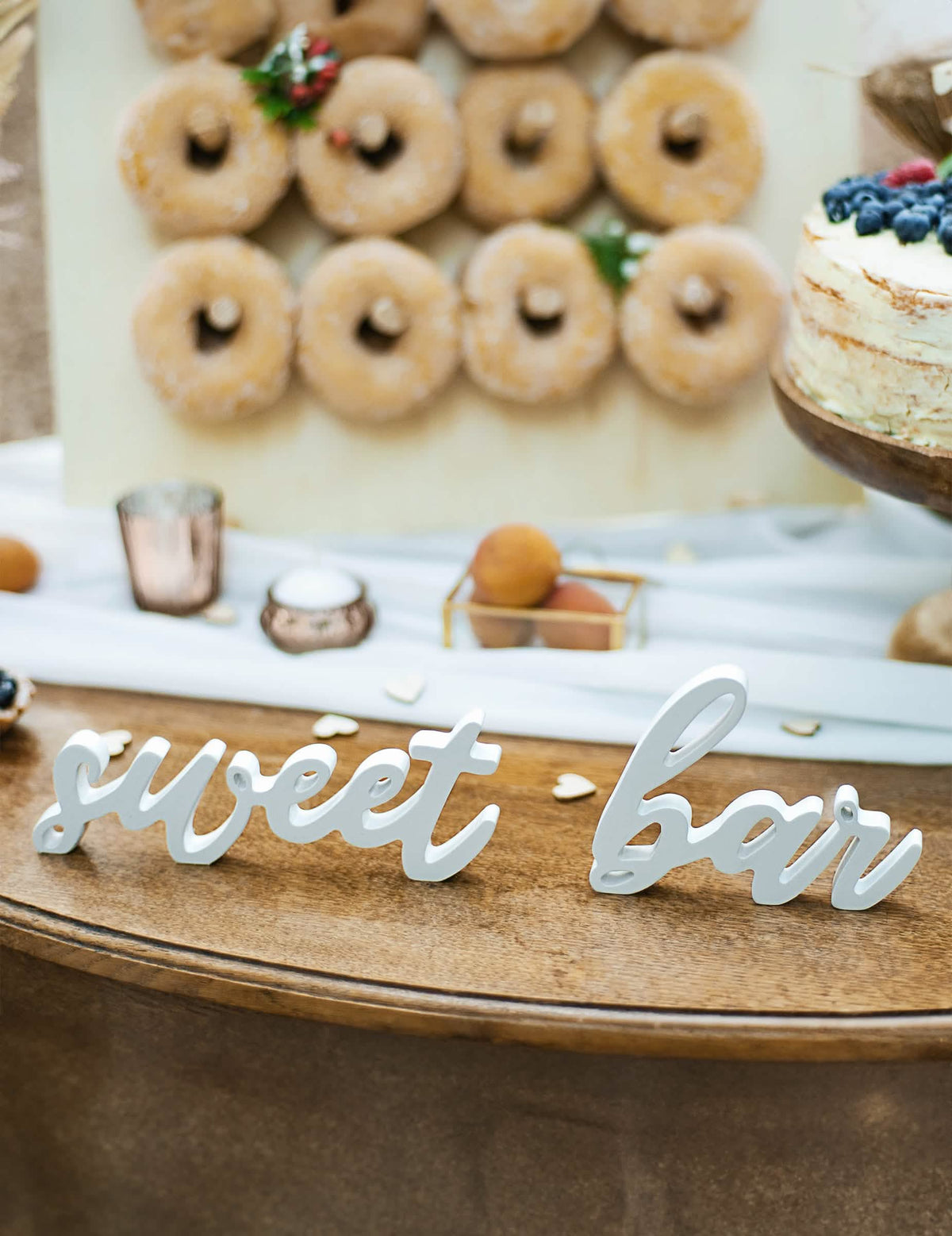 Posnetek od blizu lesenih črk dekoracije sweet bar za poroko