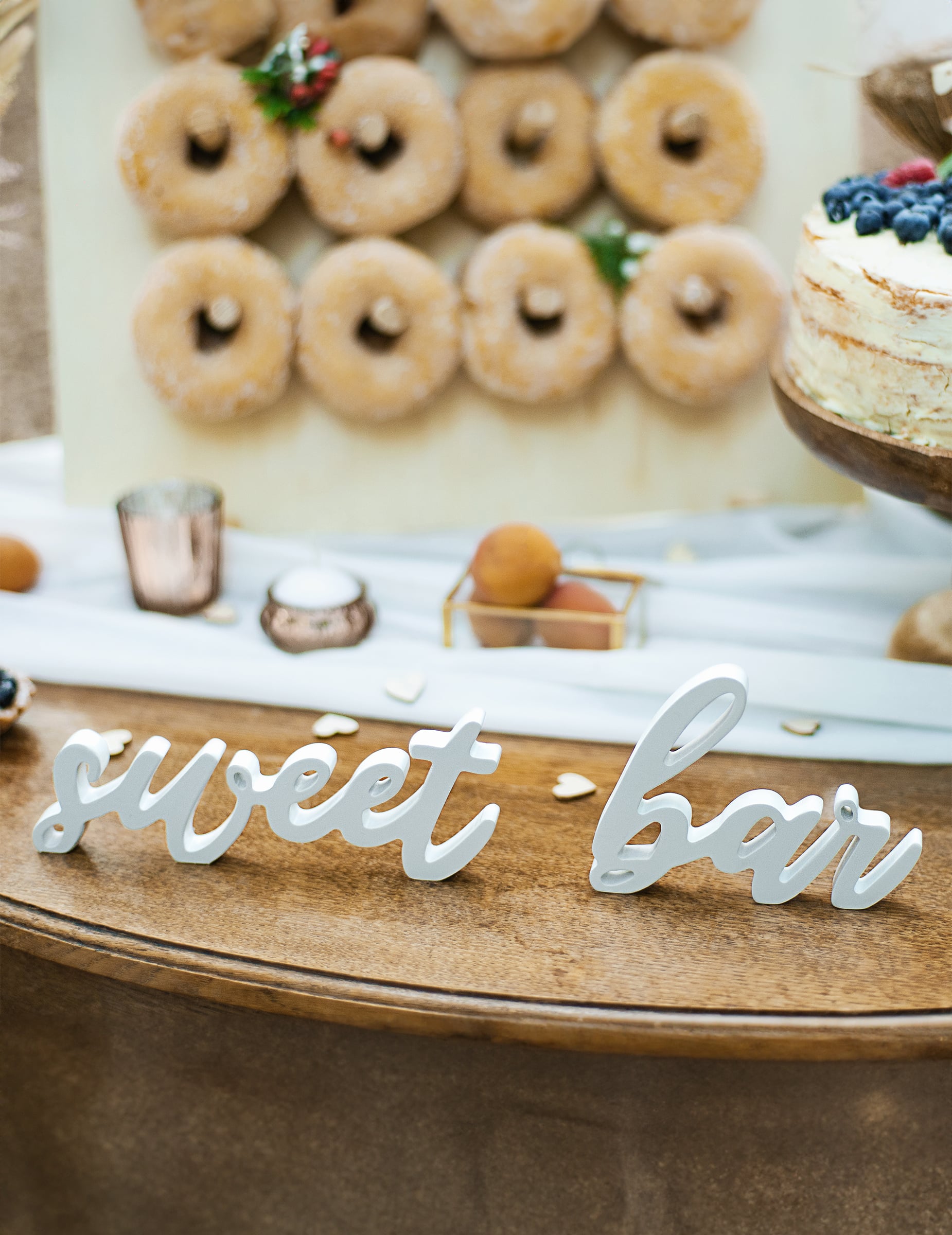 Gros plan sur les lettres de la décoration en bois sweet bar pour mariage