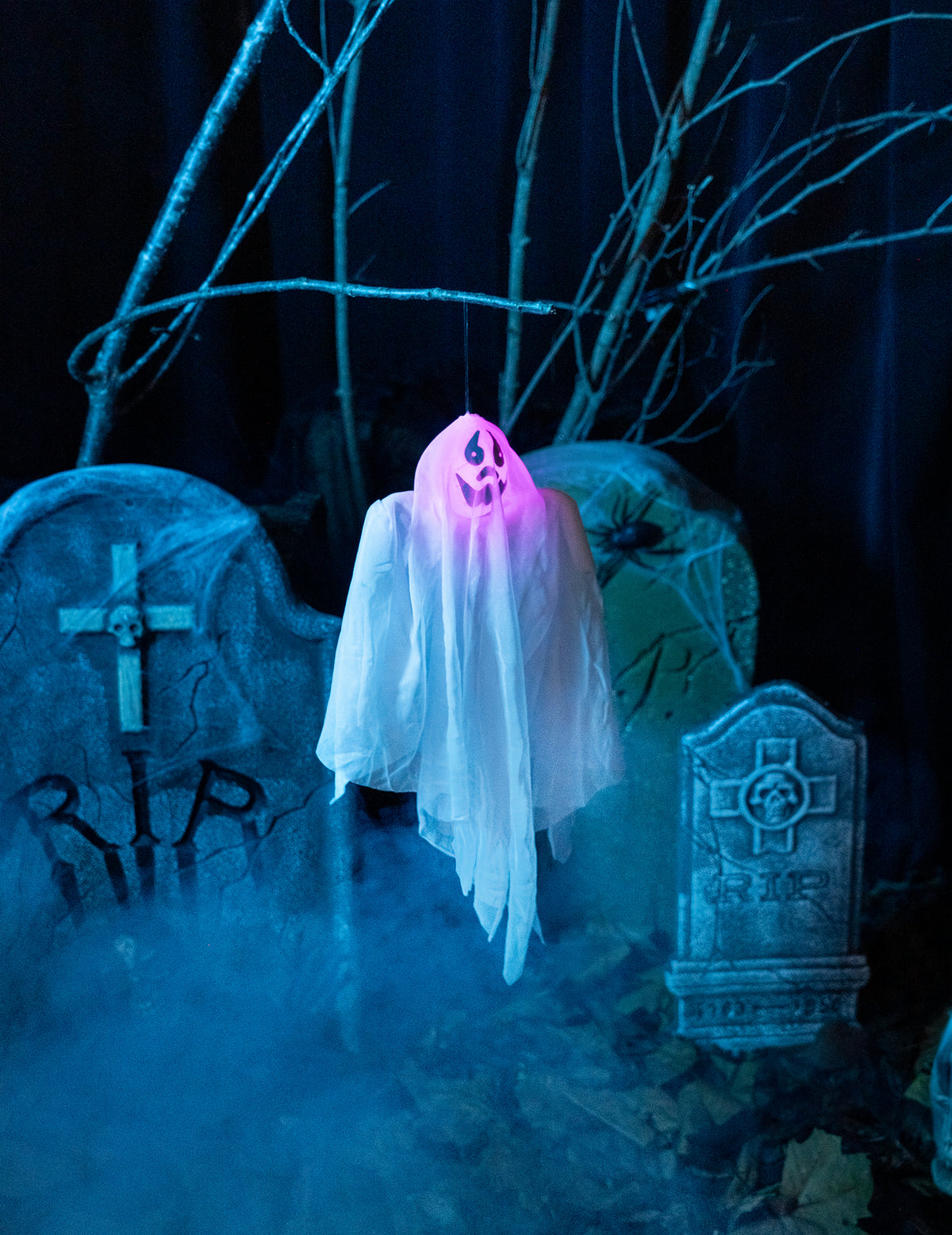 Détail de l'effet lumineux de la décoration fantôme lumineux pour Halloween
