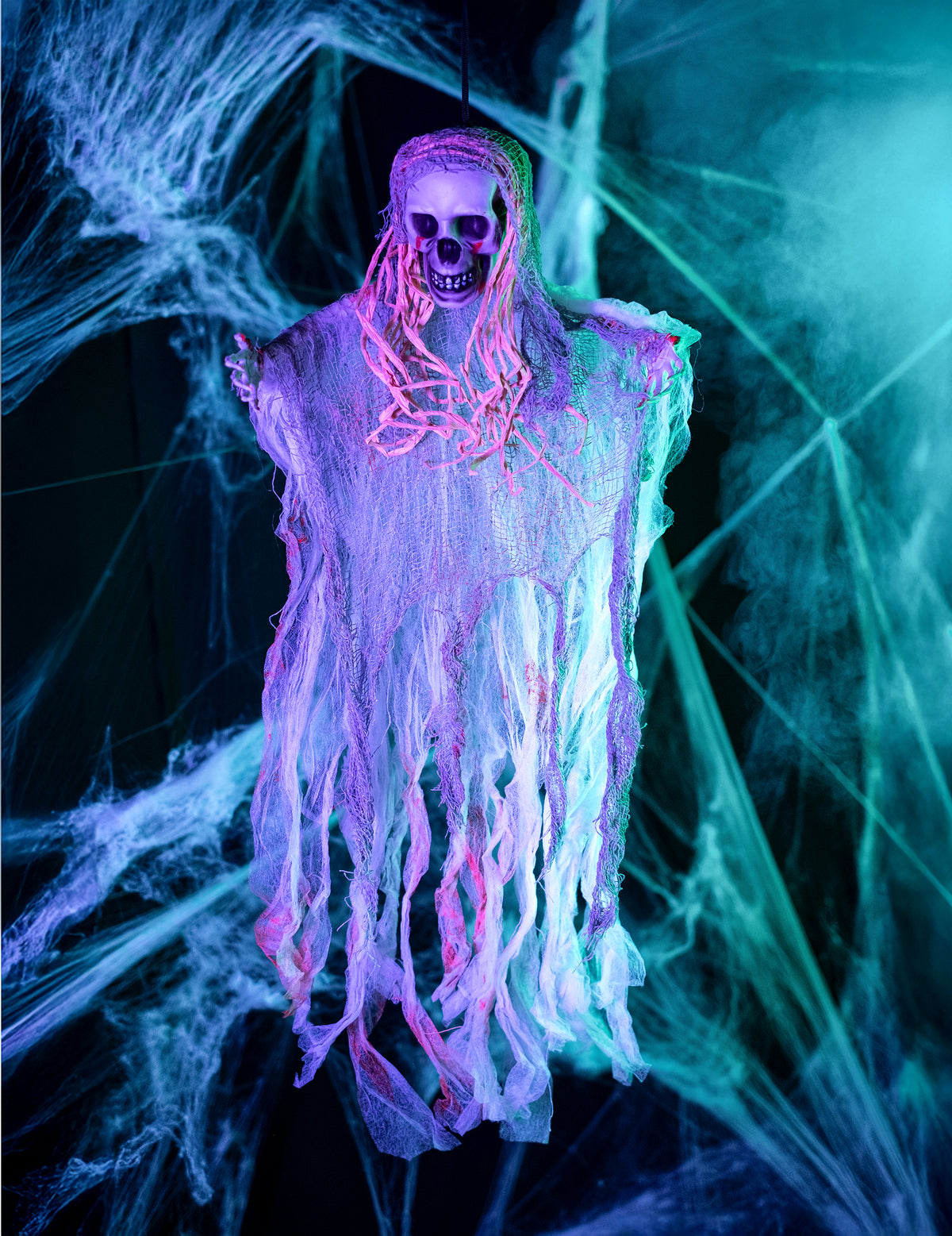 Mise en situation dans un décor de toiles d'araignée de la décoration fantôme sanglant pour Halloween