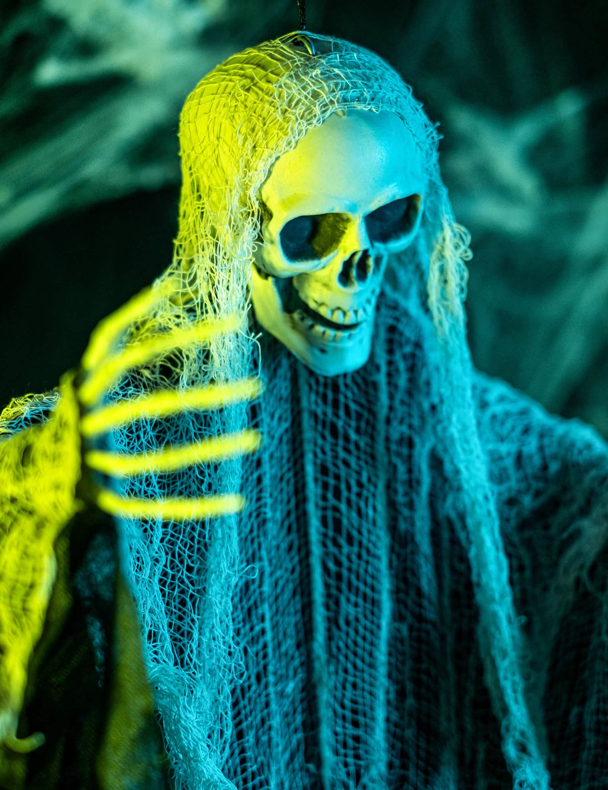 Velik posnetek skeletne roke dekoracije kosec za halloween