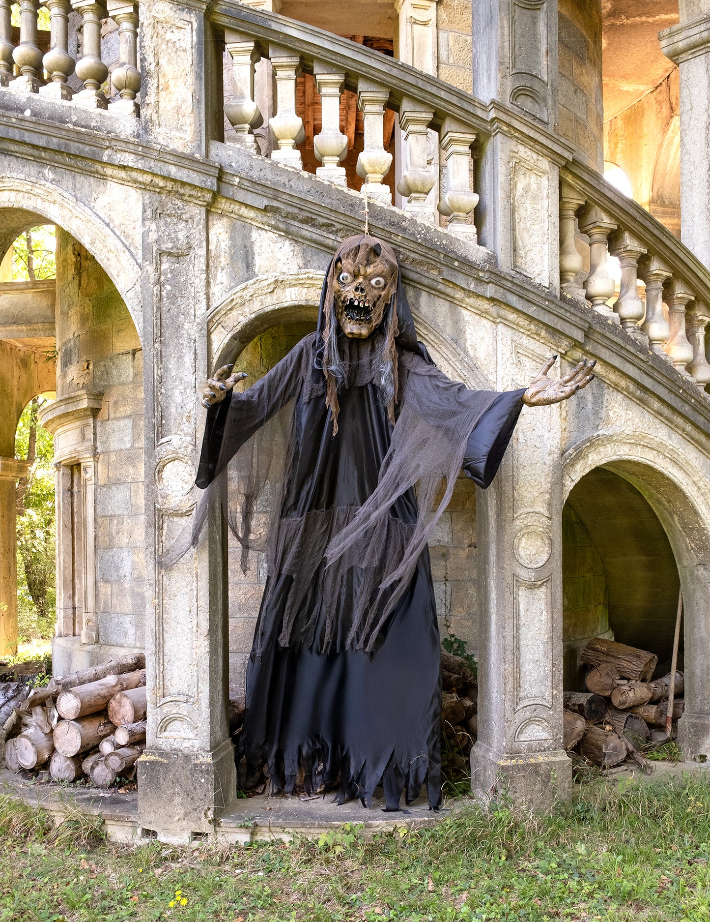 Mise en situation de la décoration Halloween géante sorcière zombie