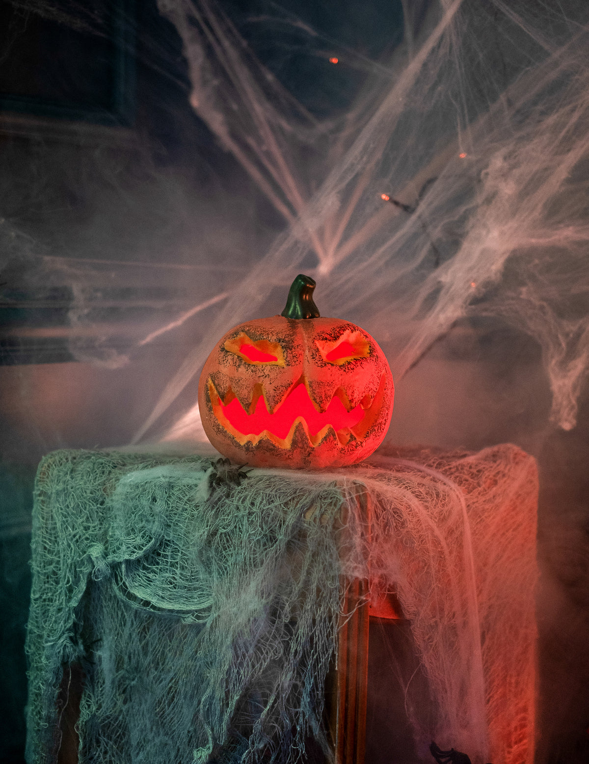 Ambiance brumeuse et effrayante de la décoration lumineuse citrouille pour Halloween