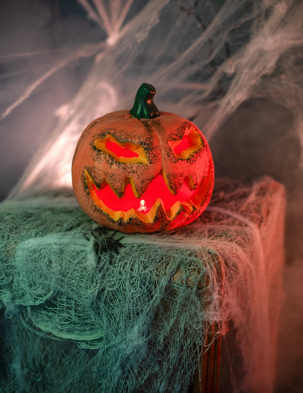 Mise en situation avec toiles d'araignées de la décoration lumineuse citrouille pour Halloween